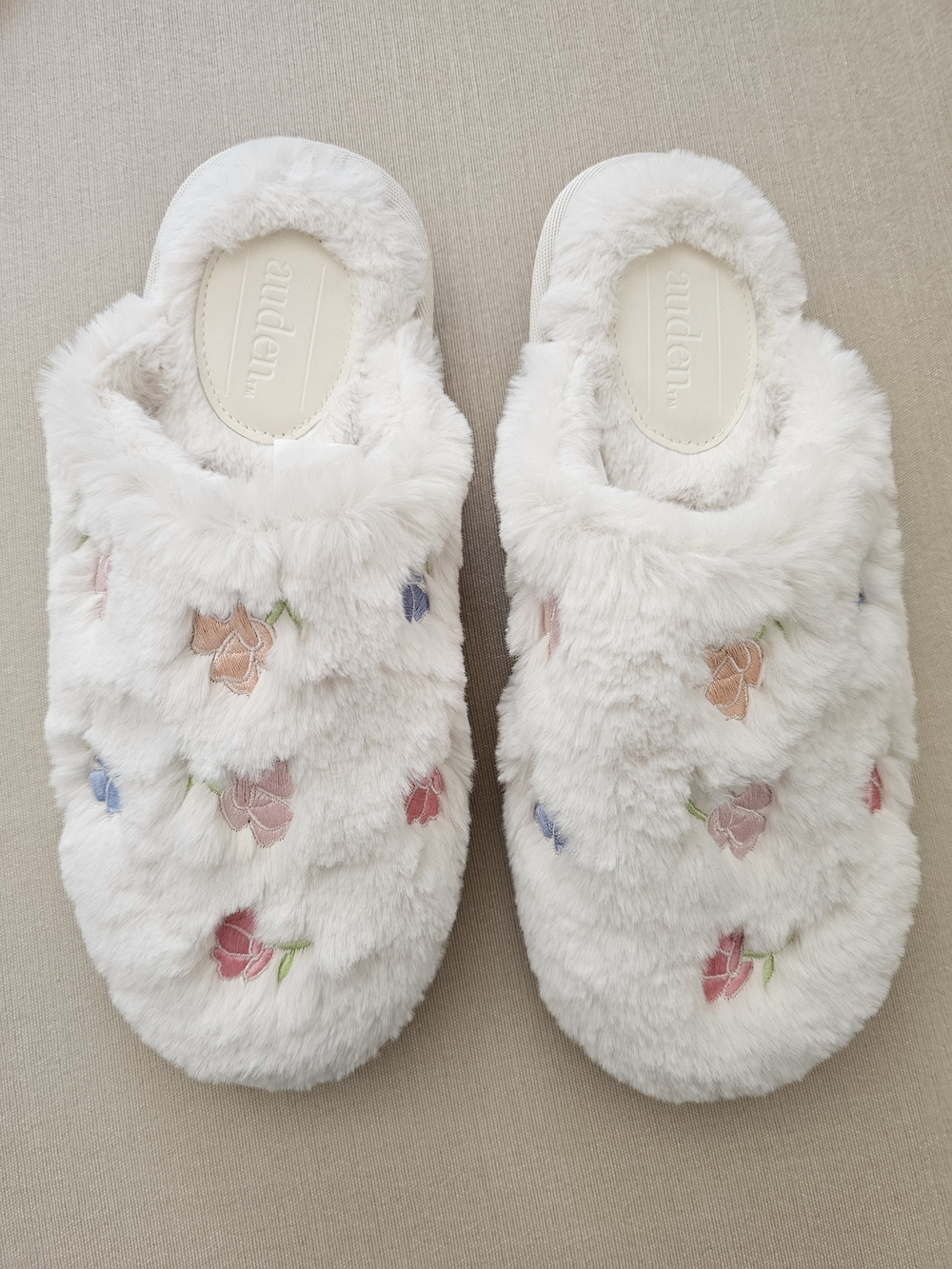 EUC Auden White Faux Fur Slippers with Embroidered Flowers Women's Size 7/8